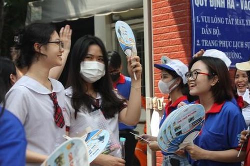 Thấy các bạn sinh viên 'Tiếp sức mùa thi', thí sinh và phụ huynh vững tin hơn