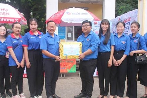 Tỉnh Đoàn Đồng Nai thăm, tặng quà các chiến sĩ 'Tiếp sức mùa thi'