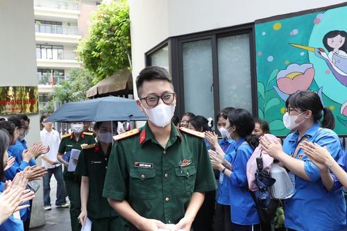 Màu áo xanh tình nguyện làm mát trường thi