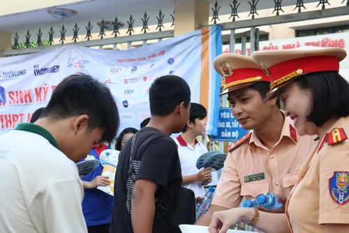 CSGT đưa học sinh gãy tay tới điểm thi tốt nghiệp THPT