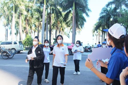 Hàng ngàn sĩ tử 'vượt vũ môn' dưới nắng nóng như thiêu đốt