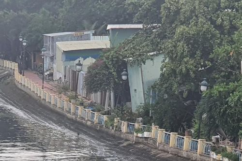 Nguy cơ sạt lở kè kênh Thanh Đa, di dời 13 hộ dân