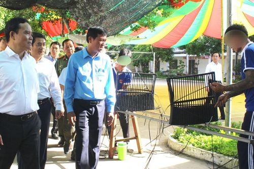 Phó Thủ tướng Trần Lưu Quang thăm, tặng quà Cơ sở cai nghiện ma túy TP Cần Thơ và Hậu Giang