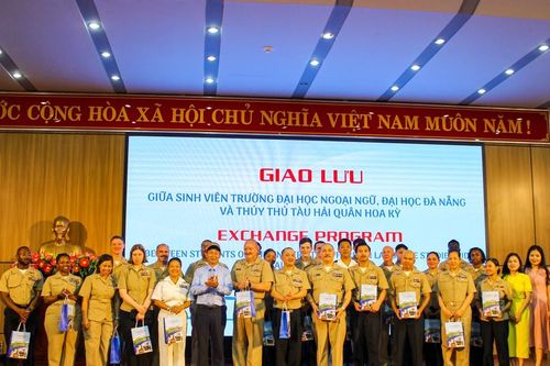 Hải quân tàu sân bay USS Ronald Reagan tham quan thư viện Trường Đại học Ngoại ngữ Đà Nẵng