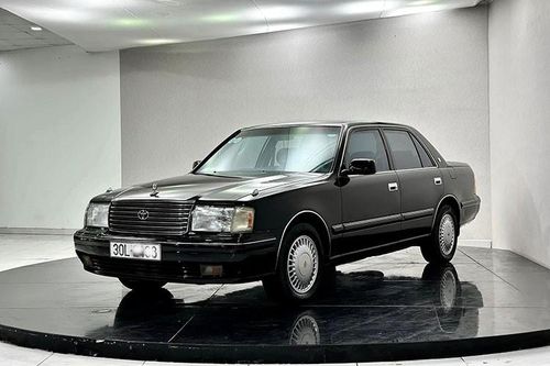 Toyota Crown Royal 'xe bộ trưởng' 25 năm tuổi bán 999 triệu ở Hà Nội