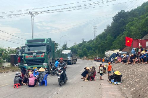 Người dân chặn xe vào cảng biển Vissai Nghệ An, ai nuốt lời hứa?