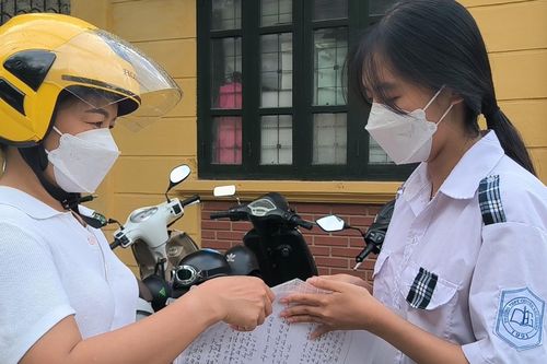 Nỗi lòng cha mẹ mùa thi