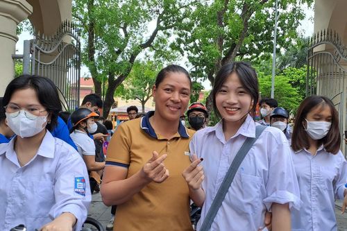 Sau cánh cổng trường thi là tâm sự của mẹ cha!