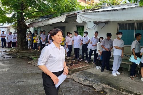Thí sinh 64 tuổi chở cháu nội cùng đi thi tốt nghiệp THPT