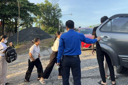 Đưa xe ô tô về tận bản chở thí sinh đến trường thi