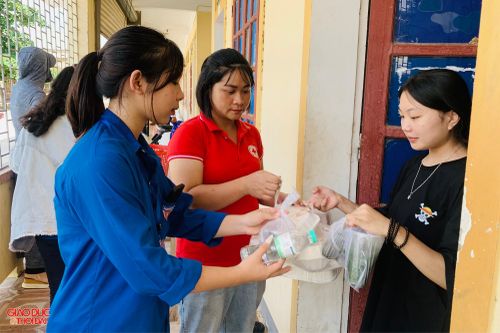 Những suất cơm miễn phí đến với sĩ tử miền biên viễn Nghệ An