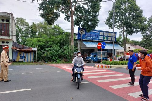 CSGT Sóc Trăng mở đường để thí sinh kịp vào phòng thi