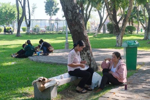Xúc động cha mẹ lặn lội đưa con từ phố núi đi thi