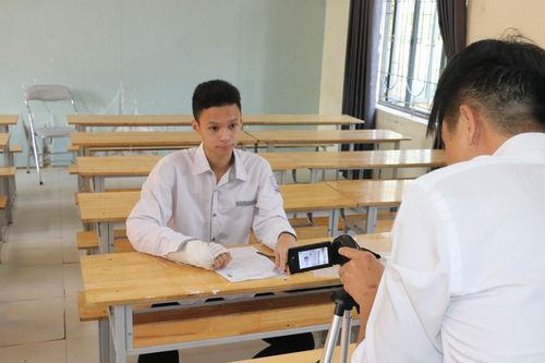 Kỳ thi đặc biệt của nam sinh Nghệ An bị gãy cánh tay phải
