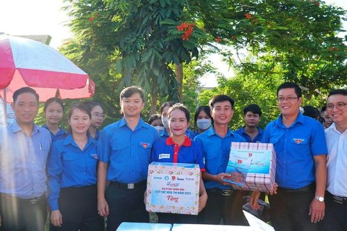 Đội hình tình nguyện được 'tiếp sức'