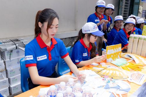 Hoa hậu Lương Thùy Linh tiếp sức động viên thí sinh