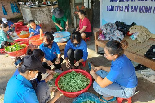Nấu ăn miễn phí, rửa xe gây quỹ hỗ trợ thí sinh thi tốt nghiệp