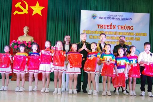 Tặng quà học sinh giỏi, con em chiến sĩ Biên phòng tỉnh Khánh Hòa