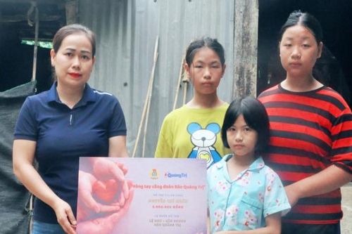 Nhóm phóng viên đoạt Giải Báo chí Quốc gia lần thứ XVII trích tiền thưởng hỗ trợ trẻ mồ côi