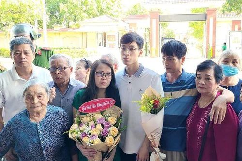 Chấp hành xong bản án, cô Lê Thị Dung được trở về nhà với người thân