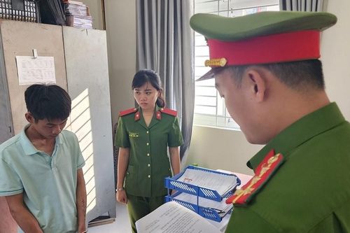Phá kính ô tô trộm tài sản, lấy giấy tờ tùy thân của chủ xe rồi tống tiền