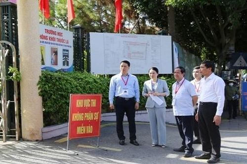 Bộ trưởng Bộ GD&ĐT kiểm tra công tác tổ chức thi tốt nghiệp THPT tại Quảng Ninh