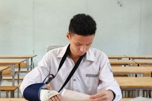 Bị gãy tay bó bột, nam sinh phải nhờ người viết hộ bài thi