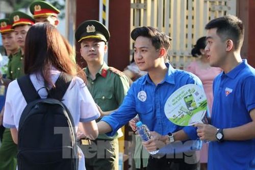 Hình ảnh đẹp thanh niên, công an tiếp sức mùa thi ở Hà Tĩnh