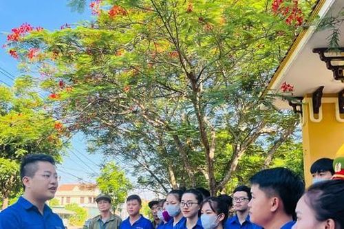 Tỉnh Đoàn Quảng Bình thăm tặng quà đội hình Tiếp sức mùa thi 2023