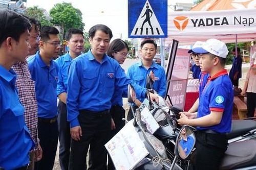 Bí thư T.Ư Đoàn Ngô Văn Cương thăm, tặng quà đội hình Tiếp sức mùa thi ở Thái Nguyên