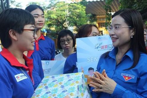 Bí thư T.Ư Đoàn Nguyễn Phạm Duy Trang thăm, tặng quà đội hình Tiếp sức mùa thi