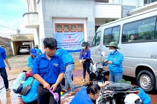 Thanh niên Tây Nguyên rửa xe gây quỹ, tìm nhà trọ cho sĩ tử
