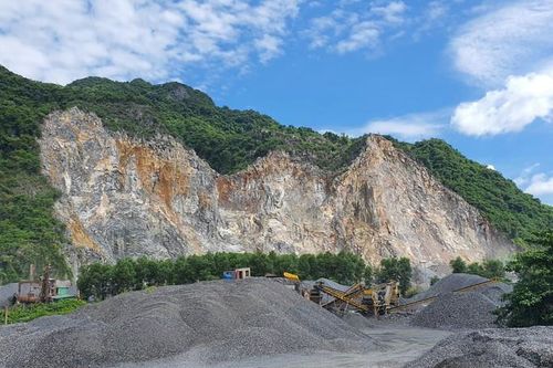 Nam công nhân rơi từ núi đá xuống đất tử vong