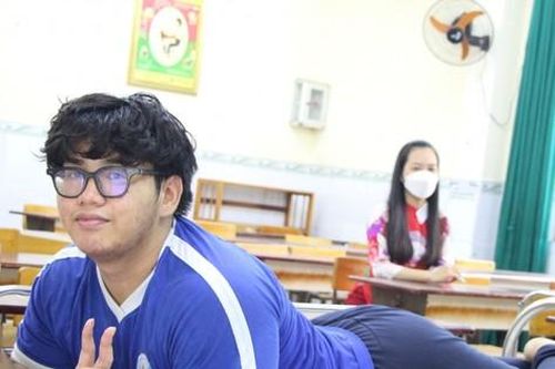 Nằm trên giường làm bài, trường hợp có một không hai ở kỳ thi tốt nghiệp THPT 2023