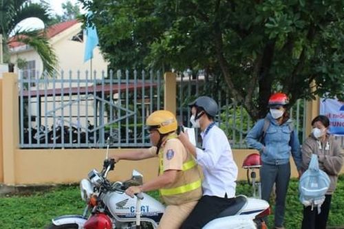 Nam sinh Đắk Lắk đến nhầm điểm thi, CSGT dùng xe đặc chủng hỗ trợ