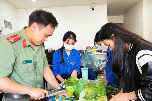 Đầu bếp xanh tình nguyện nấu cơm tặng thí sinh