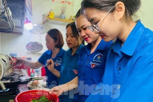 Thanh niên nấu cơm, làm xe ôm miễn phí tiếp sức sĩ tử vượt vũ môn