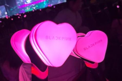 Fan BlackPink tại Hà Nội sôi sục lùng mua lightstick 'búa hồng'