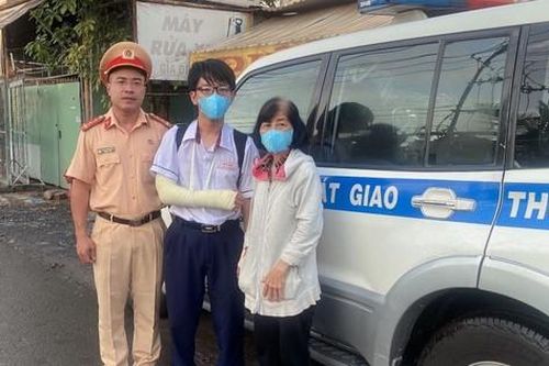 Thí sinh gãy 2 tay được CSGT đưa đến điểm thi