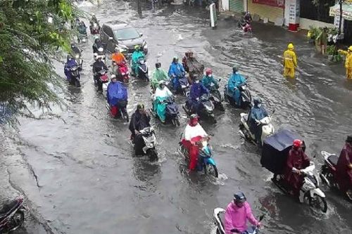 Mưa sầm sập giờ tan tầm, nhiều tuyến đường TPHCM chìm trong nước