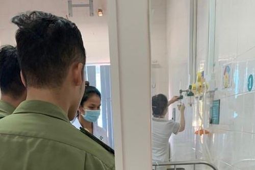 Chờ con dự thi, một phụ huynh bị ngất xỉu, phải cấp cứu