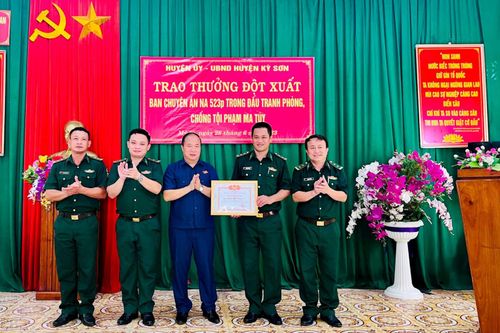 Trao thưởng Ban chuyên án đấu tranh thu giữ 4.000 viên ma túy tổng hợp