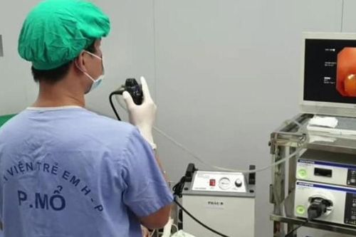 Bé gái 17 tháng tuổi đi cấp cứu vì hóc hạt dưa hấu