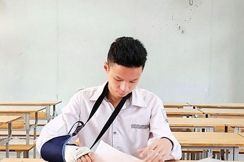Bị gãy tay, thí sinh ngồi phòng riêng có người viết hộ bài thi tốt nghiệp