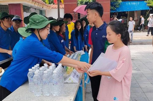 Xem xét đặc cách tốt nghiệp THPT cho nữ sinh lỡ thi vì sinh con