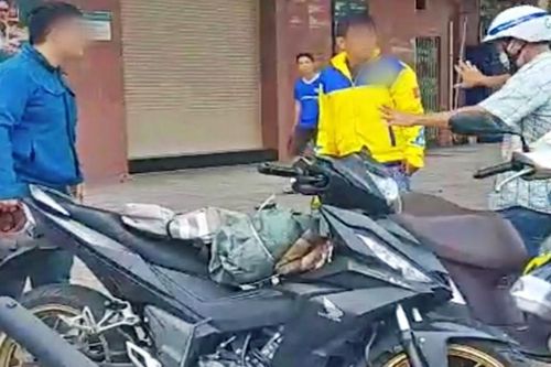 Đòi tiền chuộc không thành, nam tài xế đập vỡ điện thoại của người đánh rơi