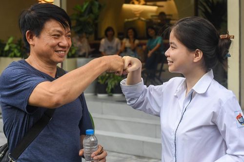 Sĩ tử cười tươi sau bài thi Toán: Tự tin trên 7 điểm, 'còn lại chờ may mắn'