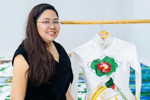 Áo dài 220,6m, nặng 250kg được giới thiệu với khán giả Thái Lan