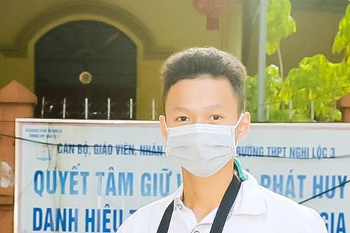 Thí sinh đặc biệt ở Nghệ An được giám thị hỗ trợ chép bài thi