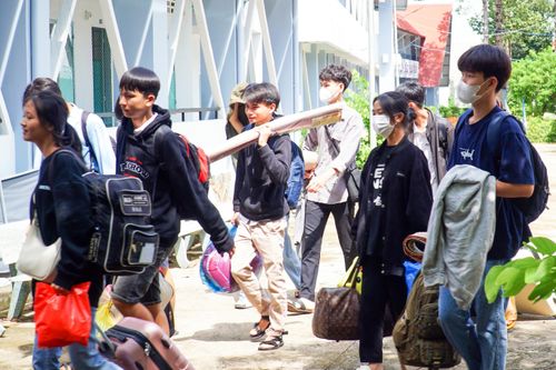 Thuê xe khách đưa hơn 90 thí sinh THPT vượt rừng đến địa điểm thi